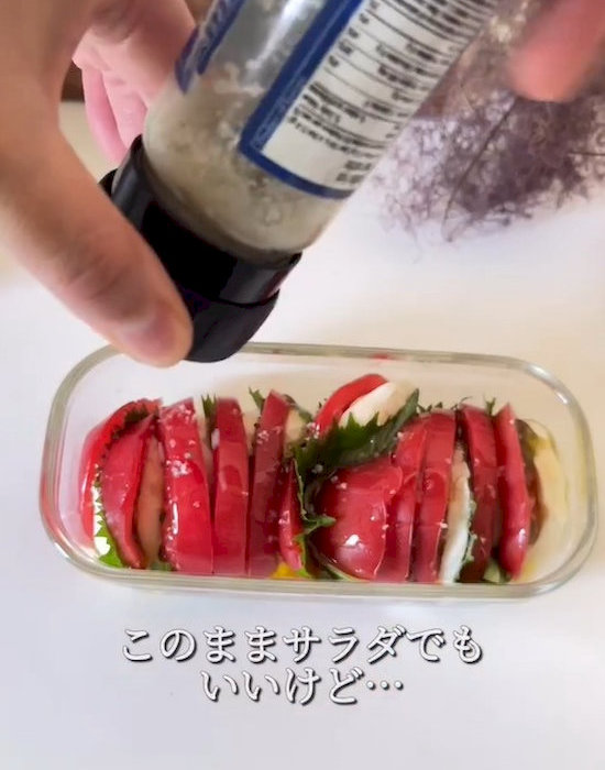 トマトと大葉とモッツァレラチーズを重ねて皿に並べている様子