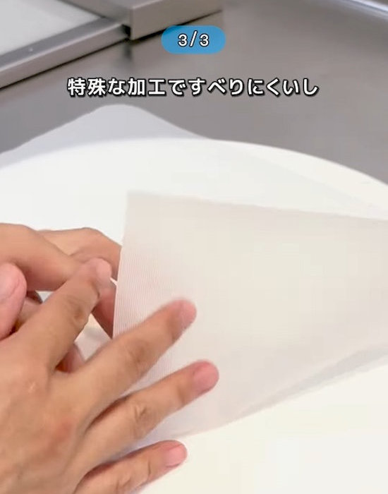 抗菌まな板シートの裏面を触っている様子
