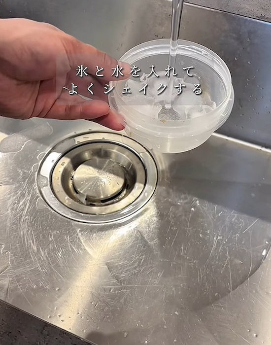 プラスチック製保存容器にに水を入れる様子