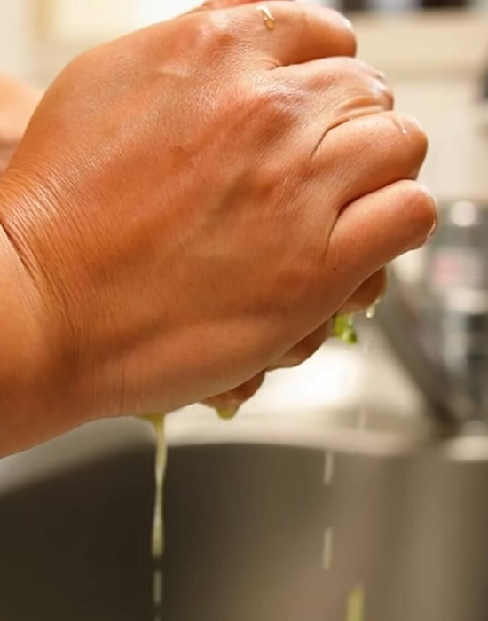 キュウリの水分を切っている様子