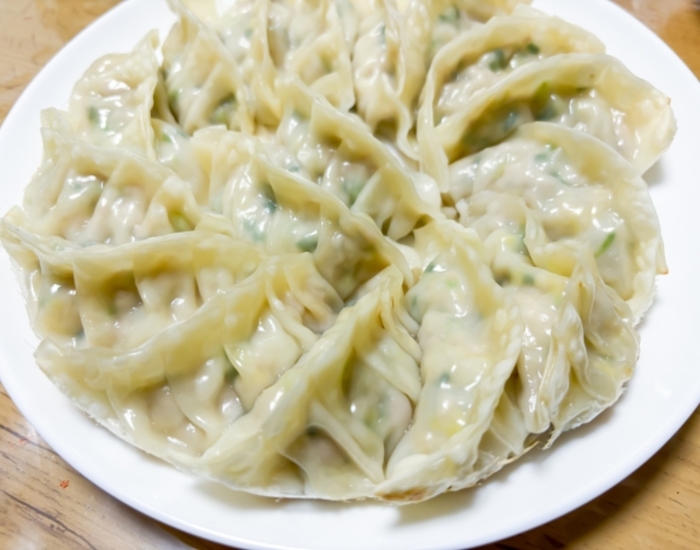 お皿に並べた餃子