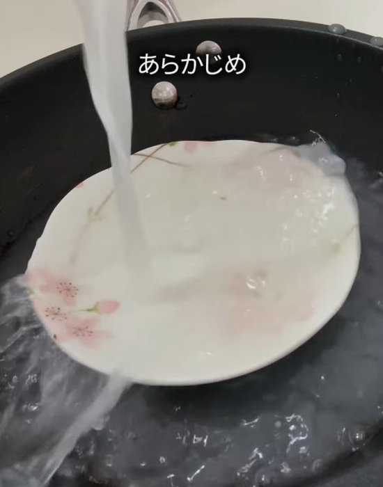 お米のとぎ汁をフライパンに入れている様子