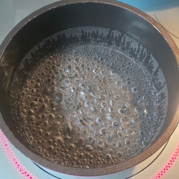 鍋にお湯を沸かす様子
