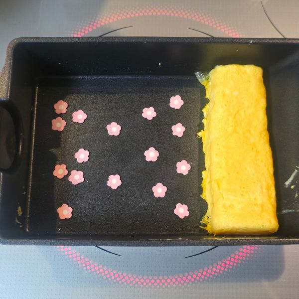 卵焼きを焼いているフライパンに『おさかなチップ』を並べた様子