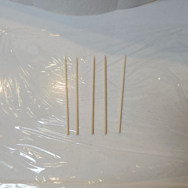 ラップの上に竹串を5本並べた様子