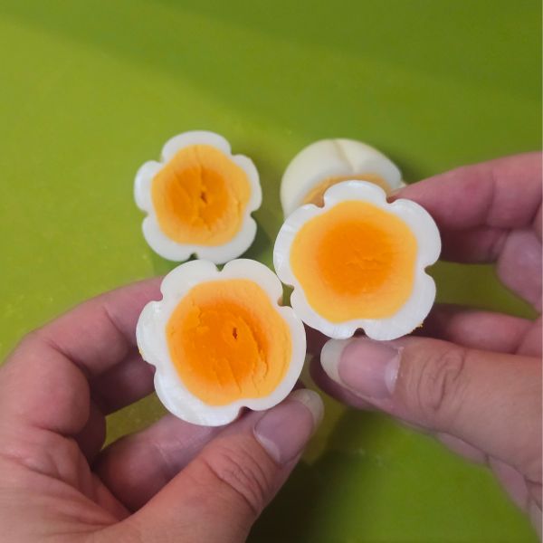 完成した『花の形のゆで卵』の写真