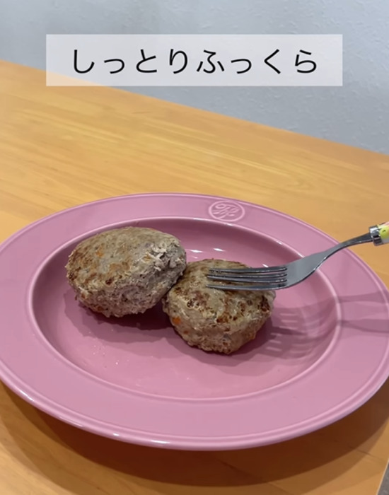 器に盛り付けたハンバーグ