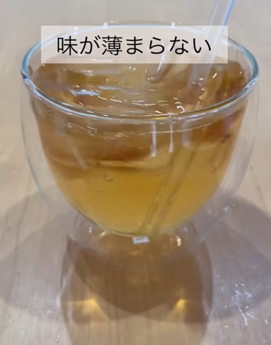 お茶の氷を入れたお茶