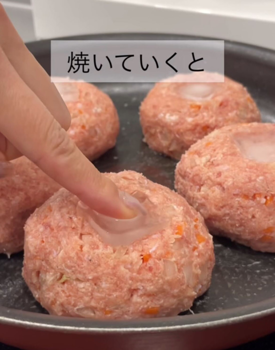 ハンバーグのタネに氷を入れる様子