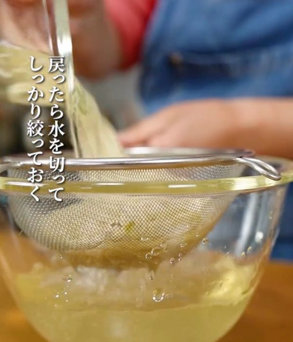 水で戻した切り干し大根をザルに移して水気を切る様子