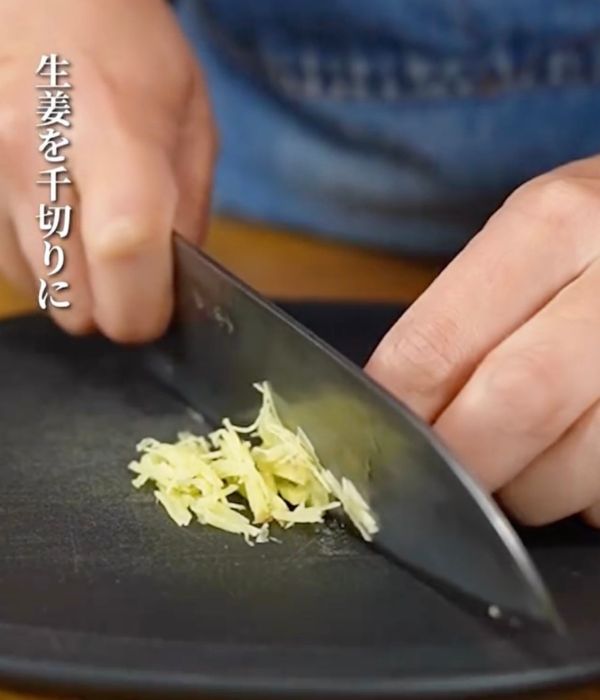 ショウガを千切りにする様子