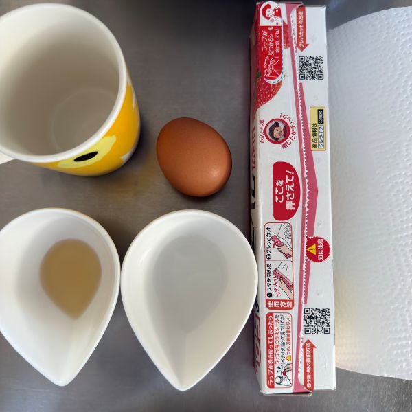 『電子レンジで作るだし巻き卵』の材料を並べた写真