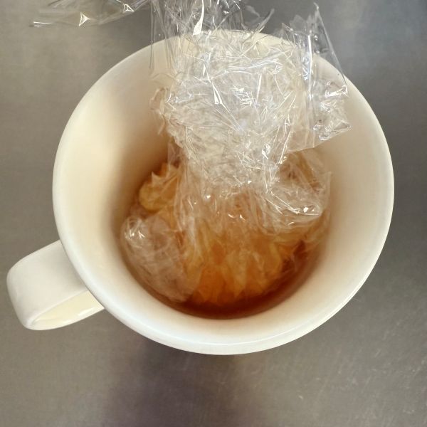 マグカップに敷いたラップを閉じた様子