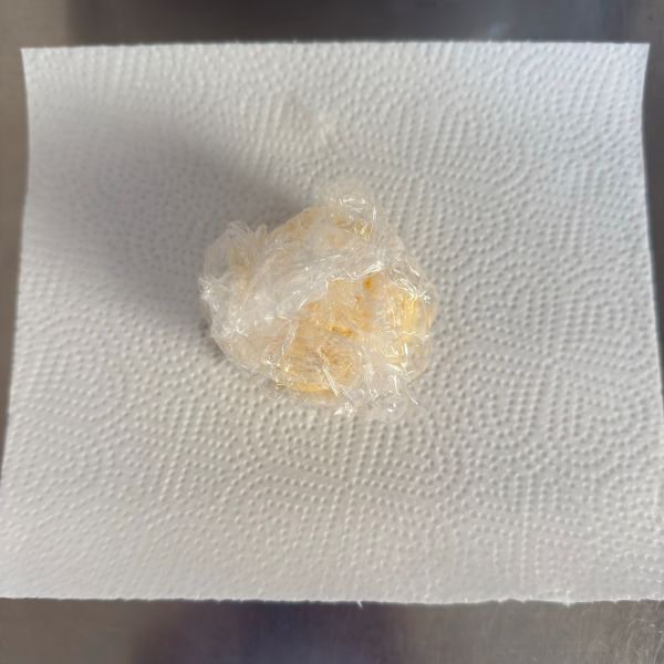 ラップに包んで加熱した卵をラップごとキッチンペーパーの上にのせた様子