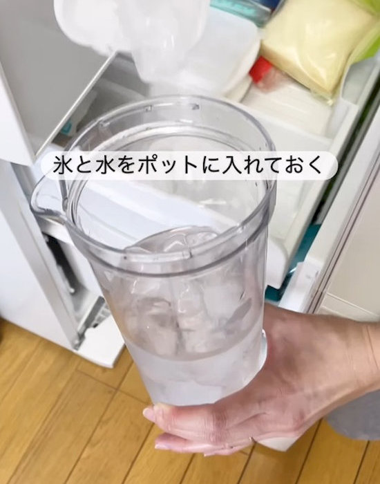 麦茶のポットに水と氷を入れている様子