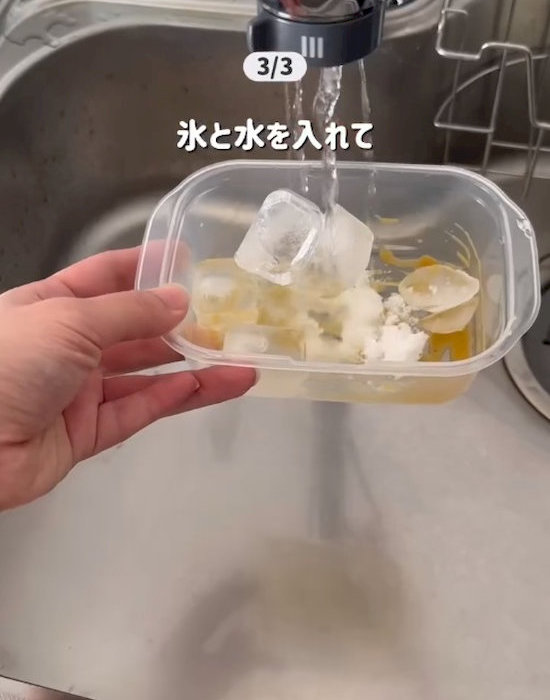 氷と水を入れている様子