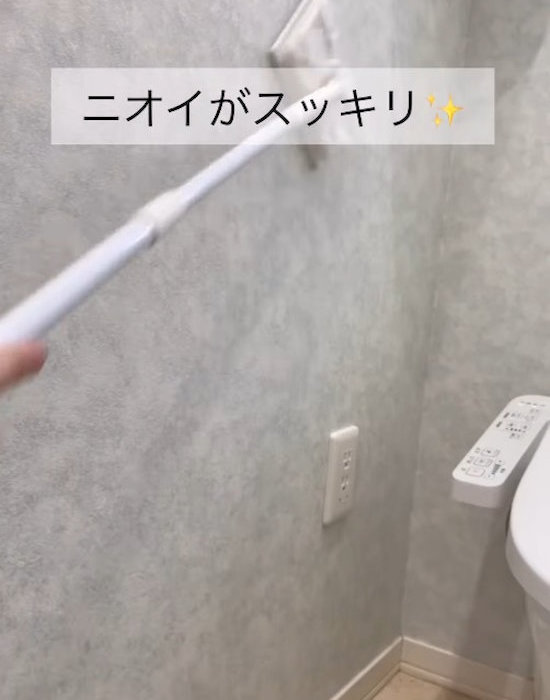 壁を掃除している様子