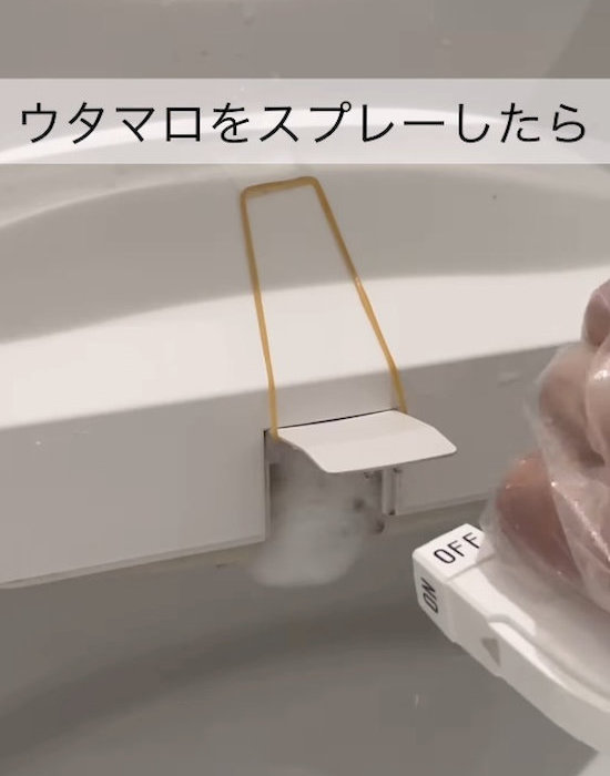 ウタマロクリーナーをスプレーしている様子