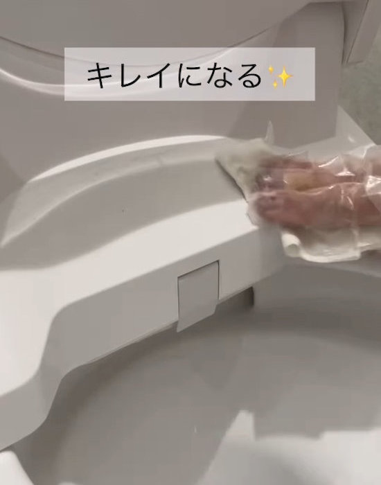ノズルの周辺を拭いている様子