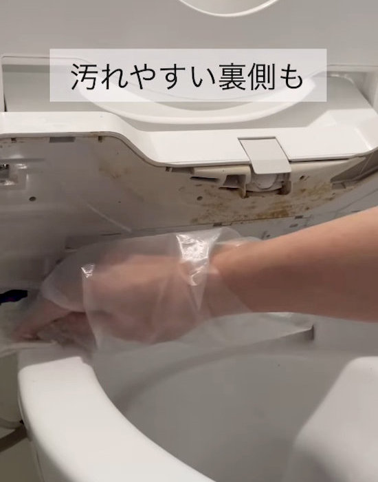 便座を動かして掃除している様子