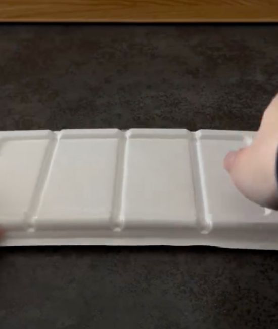 生ハムの入ったトレーを裏返した様子