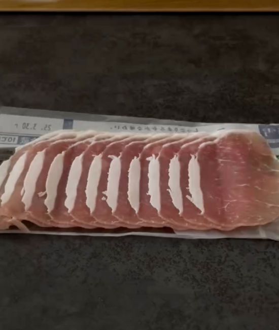 パッケージのフィルムに生ハムを移した様子