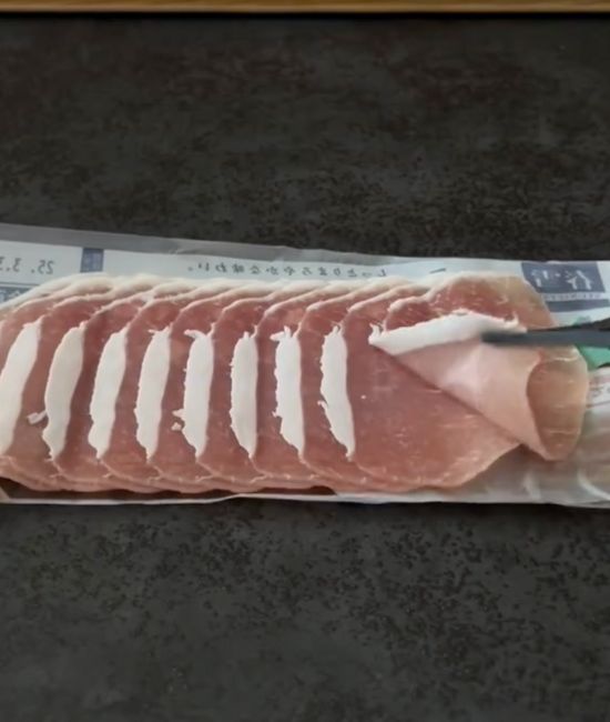 生ハムがちぎれることなくきれいに箸で剥がせた様子