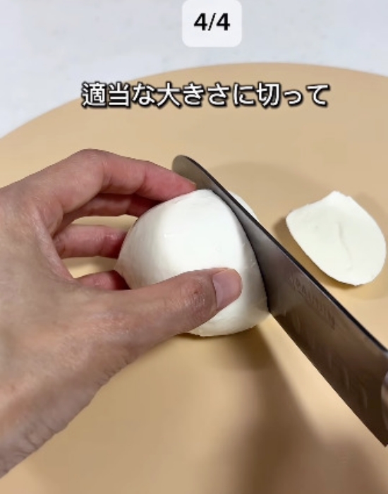 モッツァレラチーズを包丁でカットしている様子