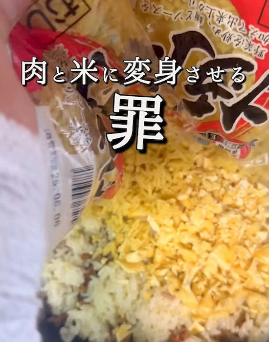 焼きそば麺を加えている様子