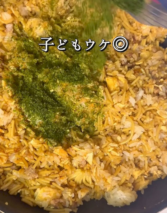 ダマハラ飯を調理している様子