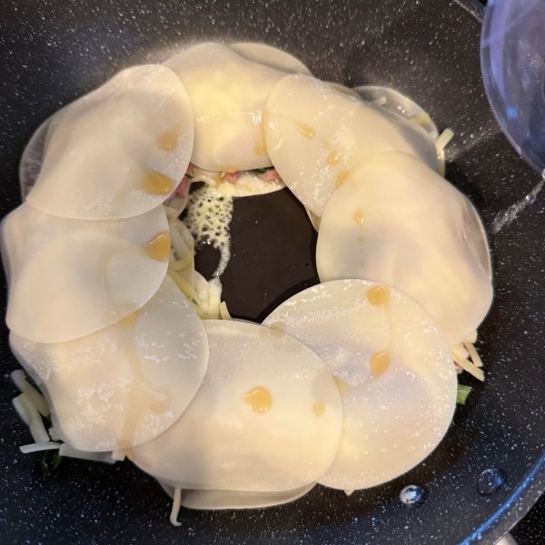 餃子の皮の上にごま油を回しかけた様子