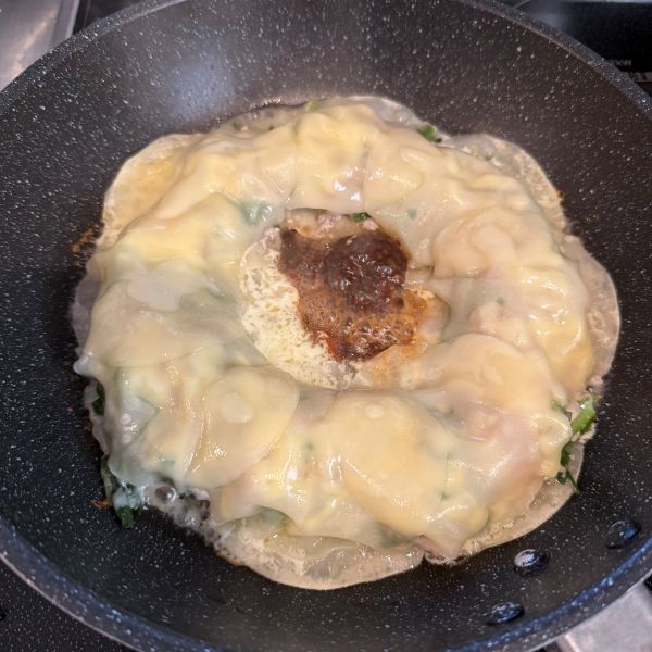 『ドーナツ餃子』を蒸し焼きにした様子
