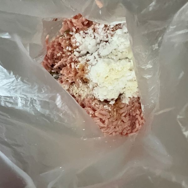 ポリ袋に豚ミンチと調味料を入れた様子