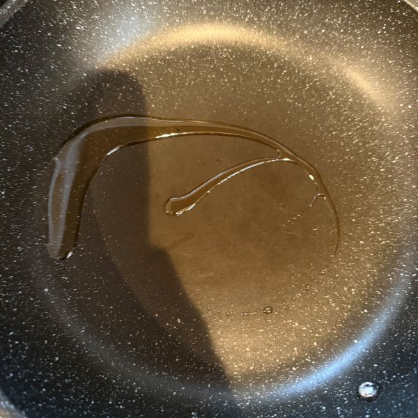 フライパンにごま油を引いた様子