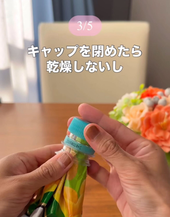 ペットボトルのキャップでお菓子の袋を閉めている様子