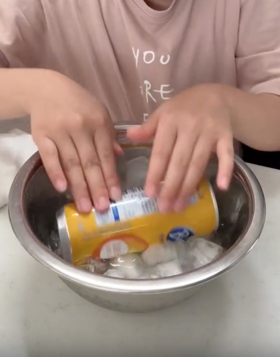 缶を回す様子