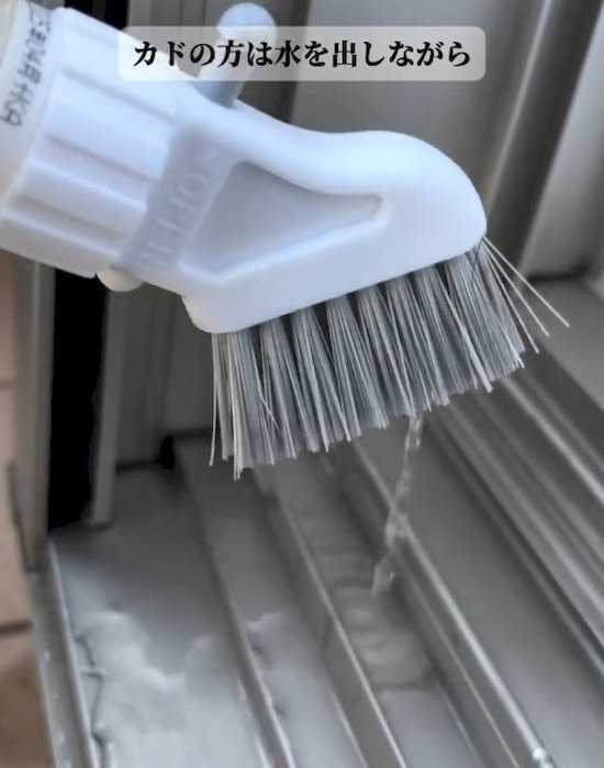 ブラシで水を出しながら掃除をする