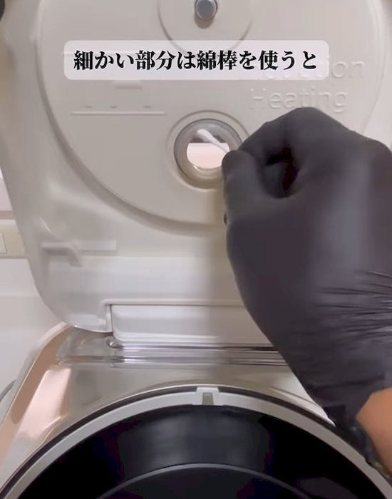 細かい部分には綿棒を使う