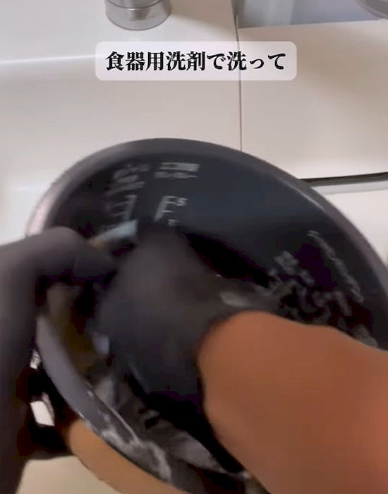 食器用洗剤とスポンジで洗う