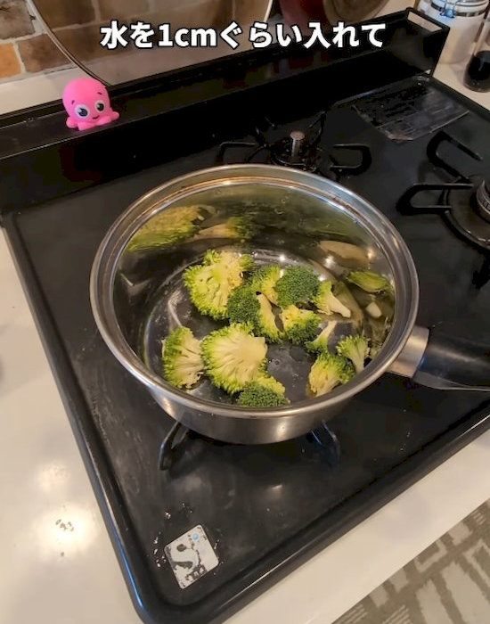 鍋に水を1cm入れる