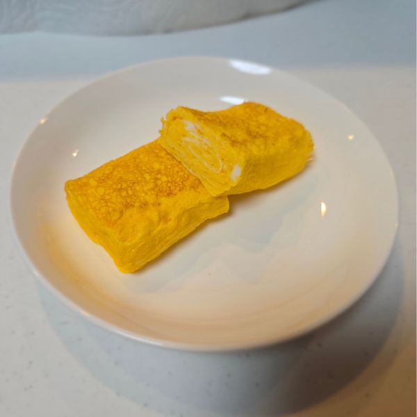完成した卵焼きを皿にのせた様子