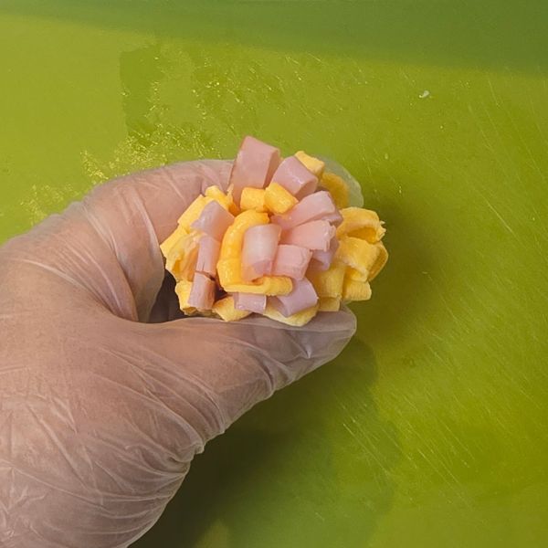 ハムと卵で作った『飾り卵』が完成した様子