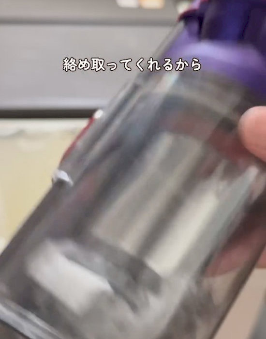 小さくカットしたフローリングシートが入った掃除機のダストカップ