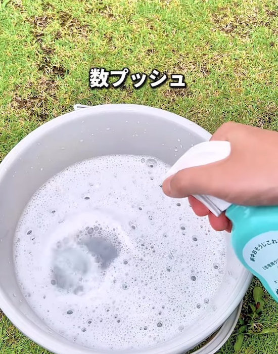 ウタマロクリーナーをプッシュしている様子