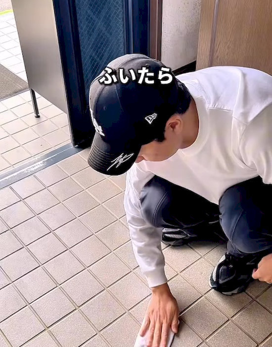 拭き掃除している様子