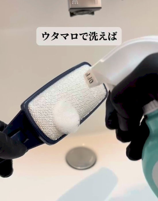 ウタマロクリーナーをホコリ取りブラシに吹きかけている様子