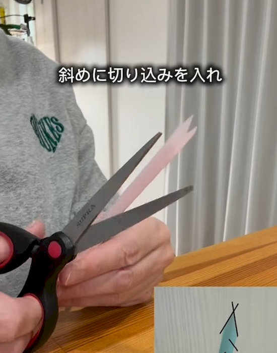 ストローに切り込みを入れる様子