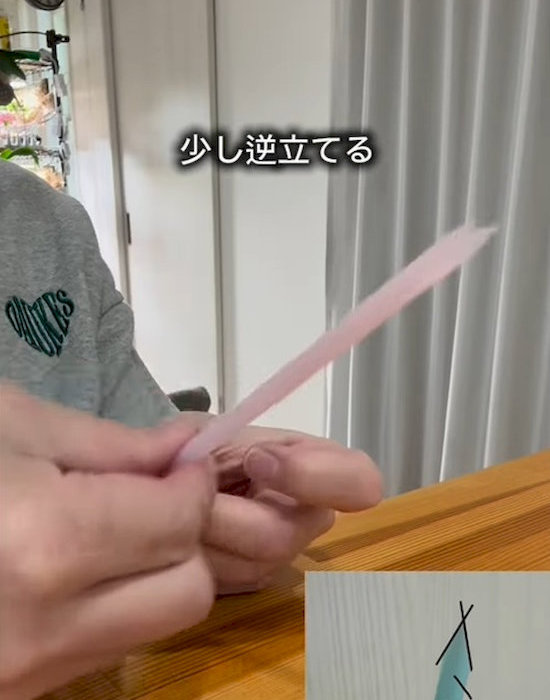 切り込みを入れたストローをなでる様子