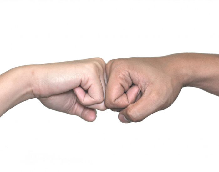 拳を突き合わせている写真