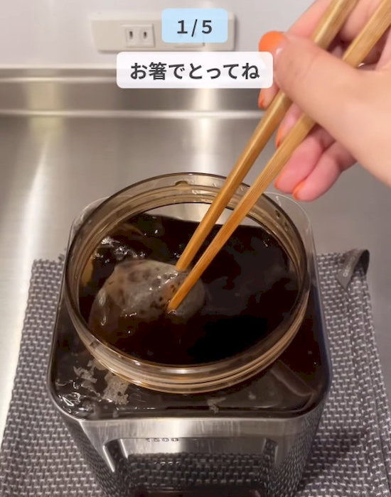箸で麦茶パックを取り出す様子